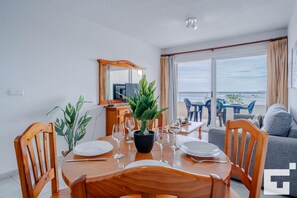 Dining - Apolo XVI 2 4 19 - Grupo Turis - Calpe, Costa Blanca (Calpe)