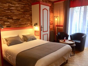 Comfort Double Room, Private Bathroom, Garden View (Alienor) | Free WiFi - Chambres D'hôtes du Domaine Capiet (Courpiac)