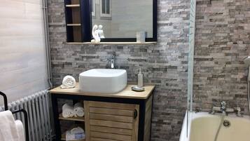 Comfort tweepersoonskamer, privébadkamer, uitzicht op tuin (Alienor) | Badkamer