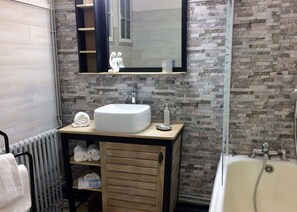 Chambre Double Confort, salle de bains privée, vue jardin (Alienor) | Salle de bain