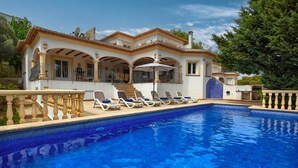 A swimming pool with lounge chairs and a covered patio area. - Anngo 6 pax - Javea, Costa Blanca (Javea)
