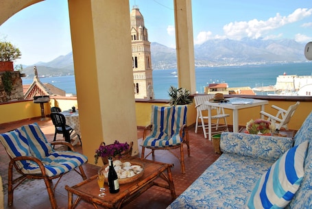 Outdoor dining. Sea view appartment for 6 person