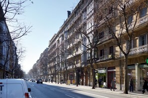 A street lined with multi-story buildings, some with balconies and storefronts. - Urbieta 2 by FeelFree Rentals (San Sebastián)