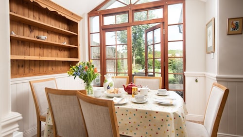 BELVEDERE - sleeps 6, country comfort with all the charm of village life