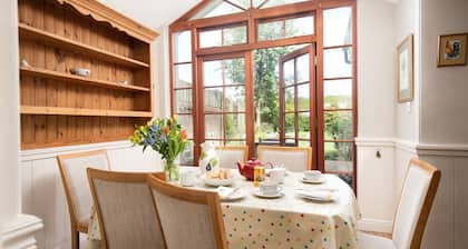 BELVEDERE - sleeps 6, country comfort with all the charm of village life