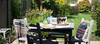 BELVEDERE - sleeps 6, country comfort with all the charm of village life