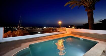 LUXUSVILLA W. Atemberaubende Aussicht auf das Meer! UK TV, Klimaanlage, WI-FI !!