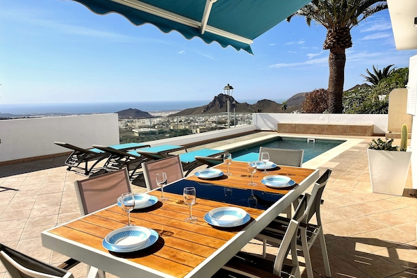 Front terrace with 180º ocean view.