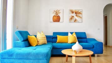 Smart TV, table tennis, books, stereo