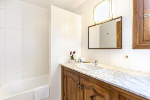 Combined shower/tub, towels