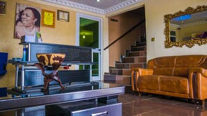 Una sala de estar con un sofá, una mesa de centro y una escalera.