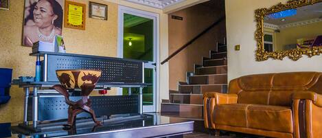 Un salon avec un canapé, une table basse et un escalier.