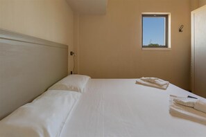 1 soverom, strykejern/-brett, internettilgang og sengetøy