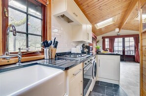 Microwave, oven, toaster, cookware/dishes/utensils - 2 Bed in Lynton (oc-riverl) (Lynmouth)