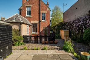Exterior - Charming 3‑Bedroom St Andrews Cottage on North Street with Private Garden, Walk to Old Course (St. Andrews)