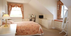 5 bedrooms, travel cot, free WiFi, bed sheets - Jackie's Cottage, overlooks Omey Island & strand (Claddaghduff)