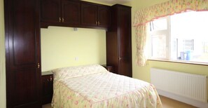 5 Schlafzimmer, Reisekinderbett, kostenloses WLAN, Bettwäsche