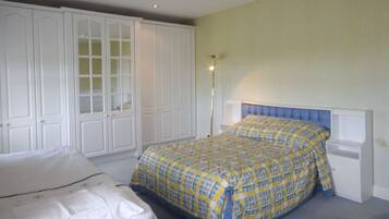 5 bedrooms, travel cot, free WiFi, bed sheets