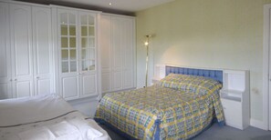 5 bedrooms, travel crib, free WiFi, bed sheets