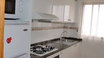 Een koelkast, een magnetron, een oven, een koffiezetapparaat/waterkoker