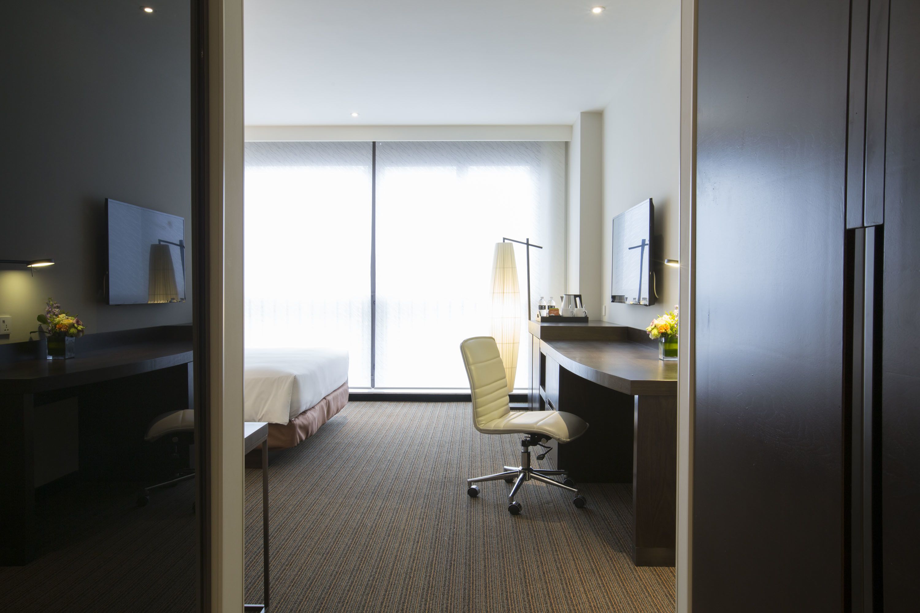 room, 1 king bed | minibar, in-room safe, desk, iron/ironing board