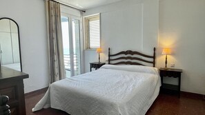3 bedrooms, iron/ironing board, free WiFi, bed sheets - CATALONIA 6-1 (Estartit)