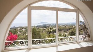 Ein Zimmer mit einem großen Bogenfenster mit Blick auf eine schöne Landschaft.