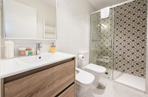 Een douche, gratis toiletartikelen, een haardroger, handdoeken