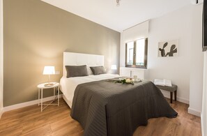 خزنة داخل الغرفة ومكواة/لوح كي وواي فاي مجانًا وملاءات أسرّة