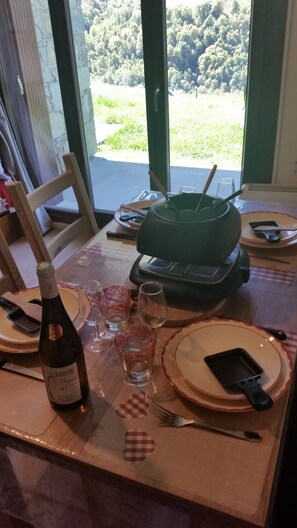 Dining - Appt esprit montagne calme vue dégagée PKG 4pers terrasse Skis aux pieds.3*d'or  (Les Belleville)