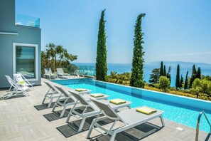 Front of property - Villa Della Luna (Kefalonia)