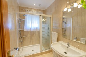 Baignoire, séchoir à cheveux, serviettes fournies