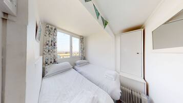 1 bedroom, iron/ironing board, internet, bed sheets