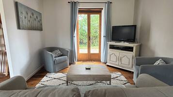 Televisie, een dvd-speler, een tafeltennistafel en boeken