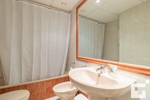 Bathtub, bidet, towels