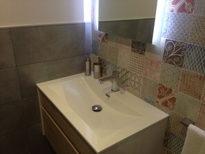 Ensemble douche/baignoire, serviettes fournies