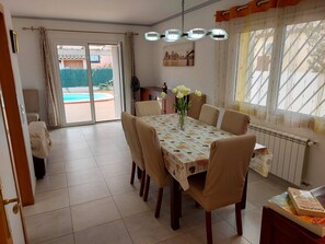 Dining - Magnificent villa with private pool, 3 bedrooms, 2SDB, WIFIFREE (L'ESCALA)