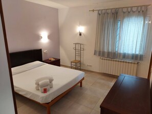 3 عدّة غرف نوم ومكواة/لوح كي وواي فاي مجانًا وملاءات أسرّة