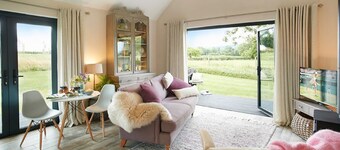 Luxurious romantic retreat for two, one bedroom with en-suite bathroom - enquire now!