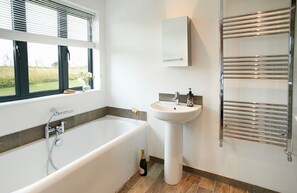 Baignoire, séchoir à cheveux, serviettes fournies