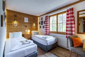 2 dormitorios y tabla de planchar con plancha