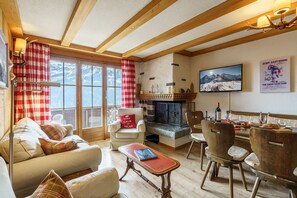 TV, fireplace - Chalet Bergkristall (Lauterbrunnen)