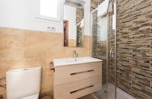 Regadera, amenidades de baño gratuitas, secadora de cabello, toallas 