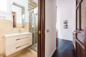 Bruser, gratis toiletartikler, hårtørrer, håndklæder