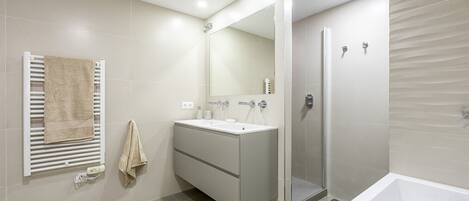 Ensemble douche/baignoire, sèche-cheveux, serviettes fournies