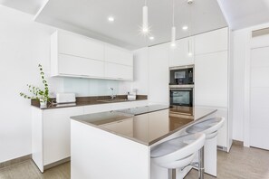 Kjøleskap, mikrobølgeovn, ovn og kokeplater