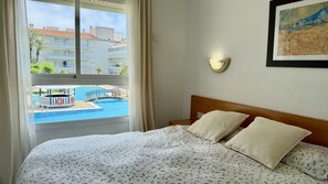 2 slaapkamers, een strijkplank/strijkijzer, beddengoed
