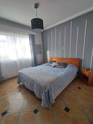 Standard-Doppelzimmer, 1 Doppelbett, Gemeinschaftsbad, Stadtblick | Hochwertige Bettwaren, Daunenbettdecken, individuell eingerichtet
