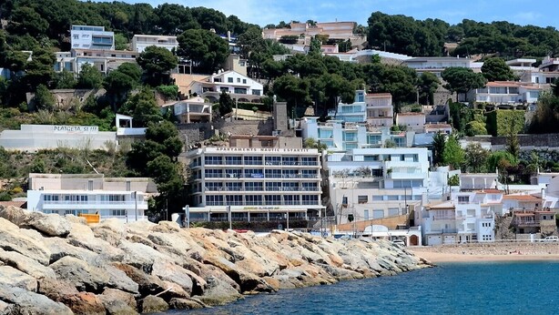 A coastal building with multiple floors, balconies, and a sign indicating 'APARTMENTS NAUTIC ESTARTIT.' - NAUTIC ESTUDI BX-4 (Estartit)