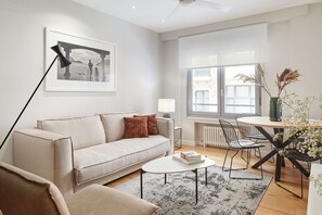 TV - Arrasate 2 by FeelFree Rentals (Donostia)